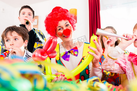 有小丑和很多噪音的孩子生日聚会