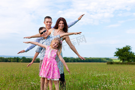 夏天草地上幸福的家庭