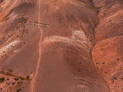 类似火星表面的黄色和红色山脉的空中拍摄