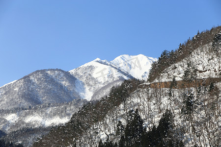 日本高山白雪覆盖的山