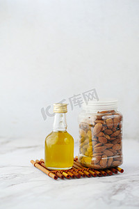 在瓶和坚果的杏仁油在白色背景。