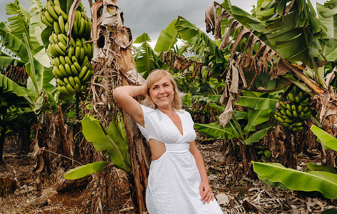 白裙摄影照片_毛里求斯岛香蕉种植园的女孩，热带岛屿的香蕉农场，非洲种植园的白裙女孩