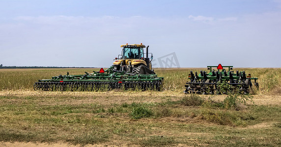 机械准备好播种和耕作的土地。