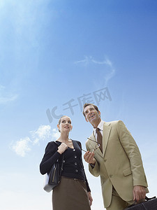 鼠年电商摄影照片_站在蓝天背景下的商人和女人