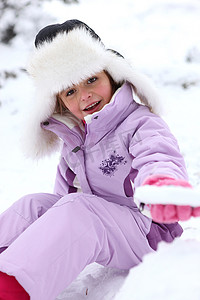 小女孩坐在雪地上