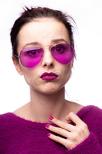 紫红色头发摄影照片_穿着紫色毛衣、戴着紫色眼镜、嘴唇上涂着紫色唇膏的女人
