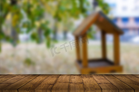 带有花园散景的空木桌，用于以乡村户外为主题的餐饮或食物背景。