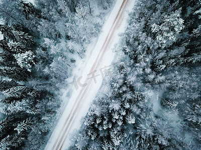 冬天积雪的道路顶视图。