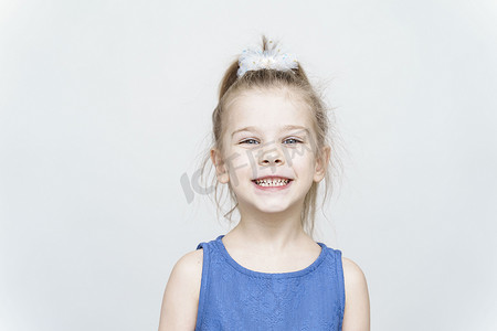 浅色背景中一个可爱的 5 岁女孩的肖像