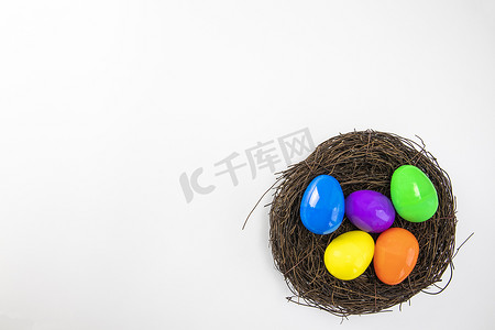 五颜六色的彩绘复活节彩蛋在白色背景上与巢隔离。顶视图复活节快乐假期复制空间