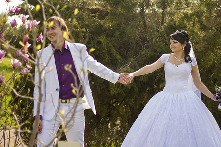 双人结婚登记照摄影照片_快乐的年轻新娘和新郎在婚礼当天