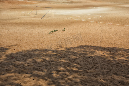 纳米比亚干燥沙漠景观中的足球目标：踢足球