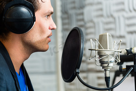 男歌手或音乐家在录音室录音