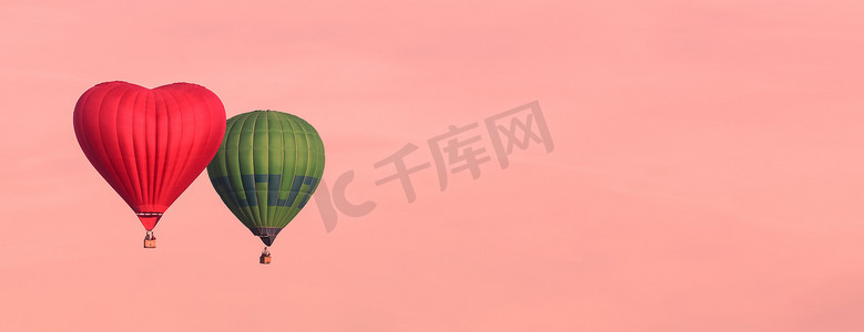 红心形和绿色气球隔离在天空中，时尚的彩色珊瑚色调横幅