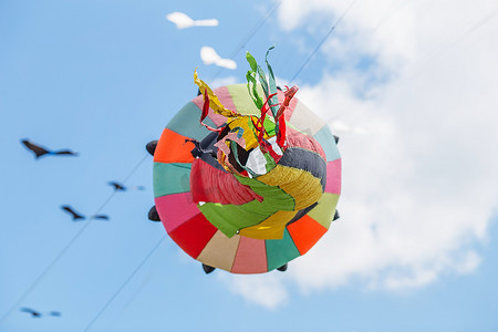 风筝玩具摄影照片_风筝在蔚蓝的天空中飞翔。