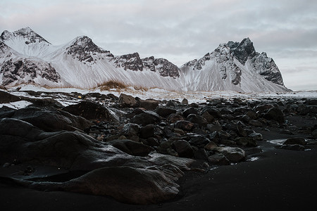 风景黑色摄影照片_冰岛斯托克斯内斯的岩石黑沙滩