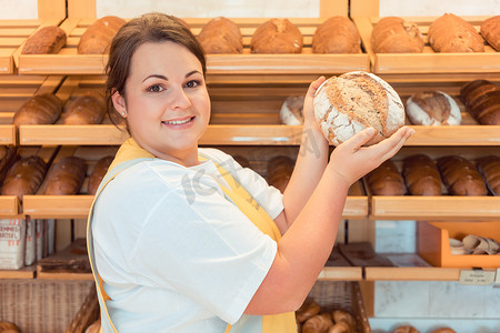 面包店的女售货员展示面包