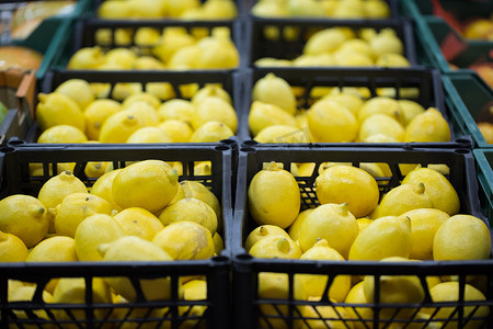 柠檬陈列在超市的盒子里。
