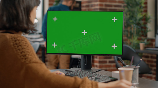 员工使用绿屏电脑的特写