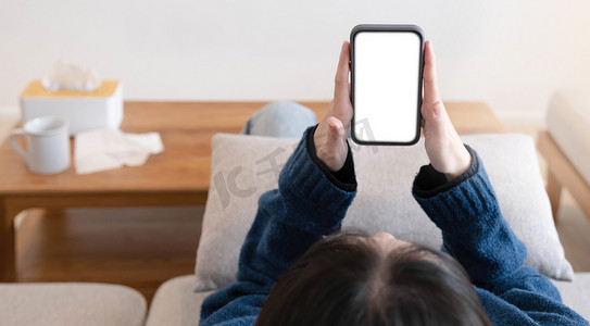 女人在手机上配置隐私设置，躺在家里。