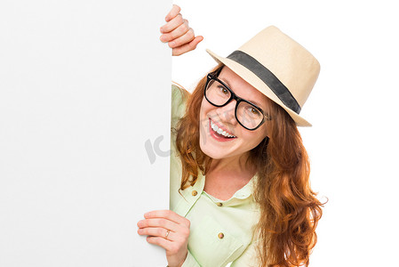 戴眼镜、戴着帽子、海报的年轻微笑女孩