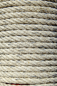 杆子上的旧绳子。