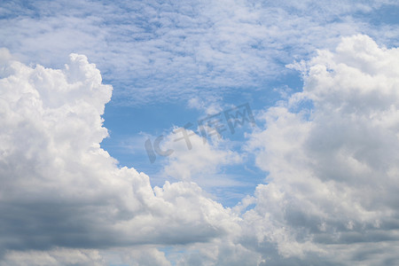 蓝色大气灯光摄影照片_美丽的蓝天，背景云彩，夏季明亮的灯光清晰