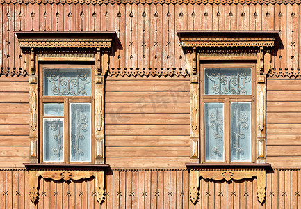 立起来的书本摄影照片_老城区房屋的木质立面的一部分，窗户上有雕刻的平台、花纹墙元素和金属条。