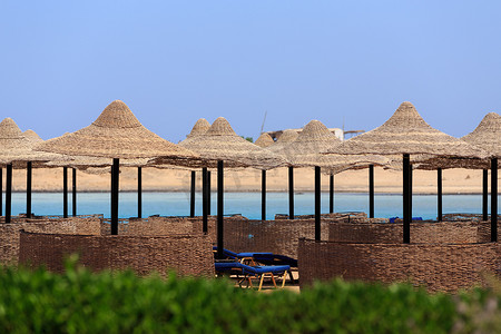 太阳伞摄影照片_海滩太阳伞和蓝天，埃及假期