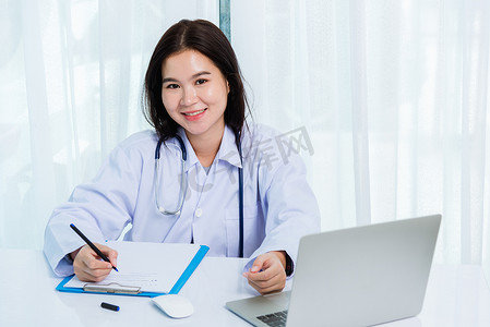 女医生在文书工作或剪贴板白色 p 上写东西