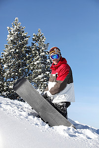 勿忘初心奋力前行摄影照片_滑雪者奋力拖着滑雪板上山