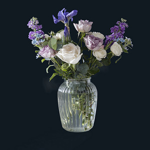 玫瑰摄影照片_黑色背景中突显的玻璃花瓶中的一束 hackelia velutina、紫色和白色玫瑰、小茶玫瑰、matthiola incana