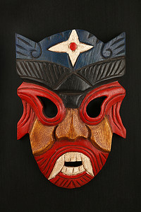 红色恶魔面具摄影照片_亚洲传统木制红漆恶魔面具