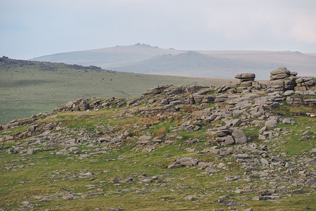 从 Great Staple Tor 望向 High Willhays，达特穆尔国家公园，德文郡