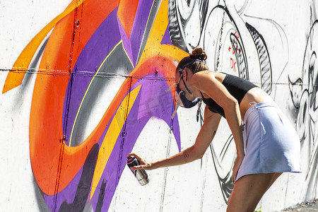 女孩涂鸦艺术家喷漆墙艺术