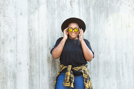 城市时尚年轻非洲裔美国女孩的特写肖像，头发卷曲，戴着时尚太阳镜-夏季潮人照片，instagram 风格