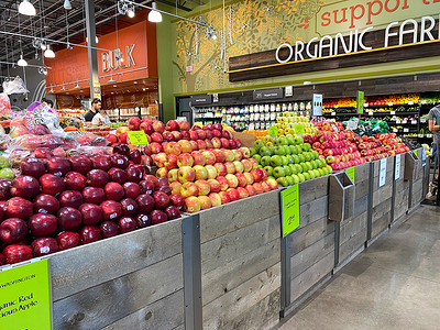 Publix 杂货店展示不同类型的苹果