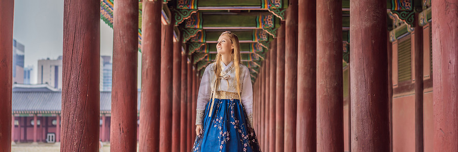 身着韩服民族韩服的年轻白人女游客到韩国旅游的概念。