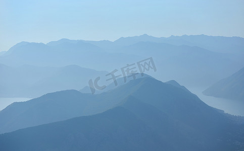 蓝色薄雾中的山脉轮廓