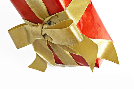 带金丝带和隔离弓的礼品红盒