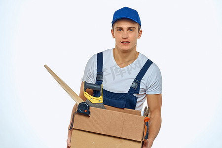 一个穿着工作制服、手里拿着一个盒子的男人正在加载送货服务