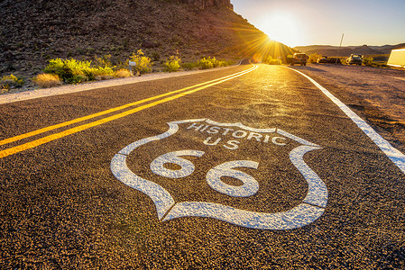 莫哈韦沙漠历史悠久的 66 号公路上的路牌