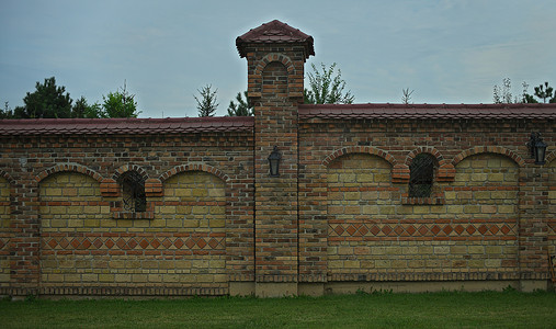 中间有柱子的栅栏砖墙的一部分