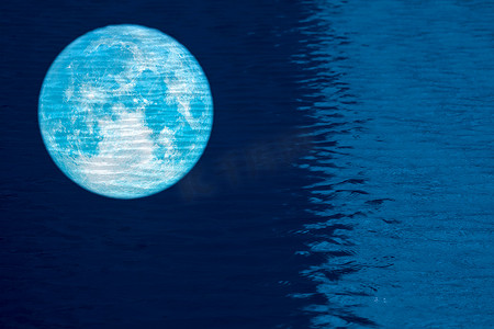 游泳节摄影照片_游泳便便水面反射满鱼月