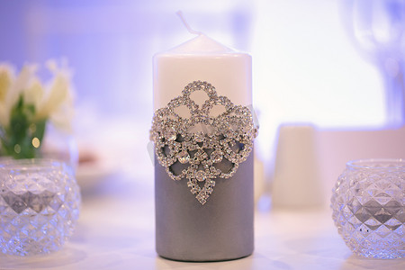 银色风格的婚礼装饰，配有水晶、花边和鲜花。