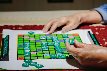 老年人填字游戏，帮助提高记忆力和大脑