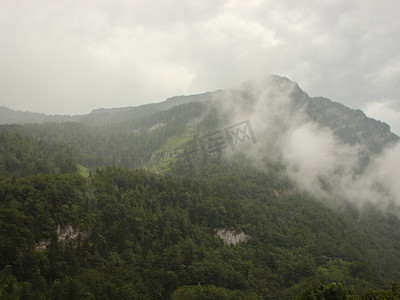 哥林根大雨过后奥地利阿尔卑斯山多云