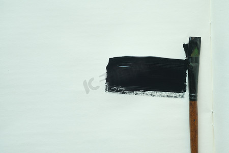 纸上艺术画笔和黑色颜料