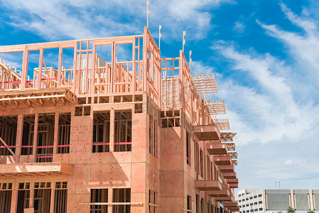 德克萨斯州达拉斯已竣工建筑附近的木制城市公寓大楼