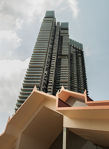 泰国当代建筑设计与现代高层建筑背景可以完美共存。